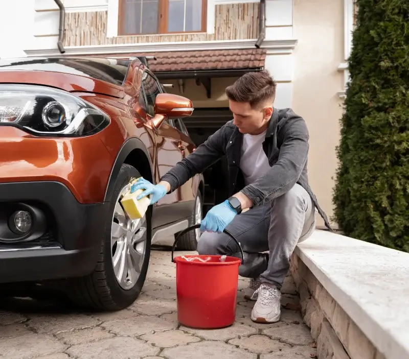 Lavage auto à domicile Chanat-la-Mouteyre : professionnel intervenant sur un véhicule